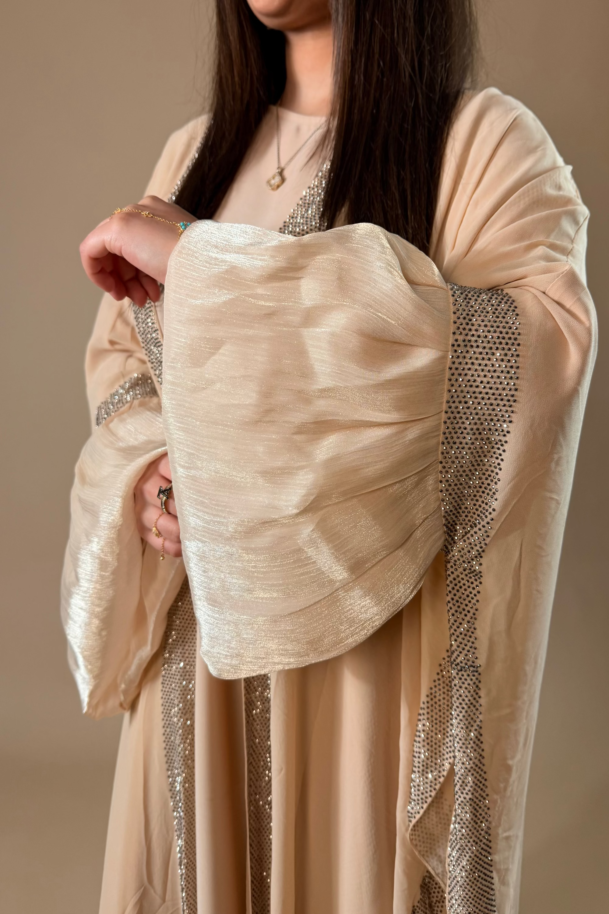 5 Elegant Ways to Style an Abaya for Different Occasions